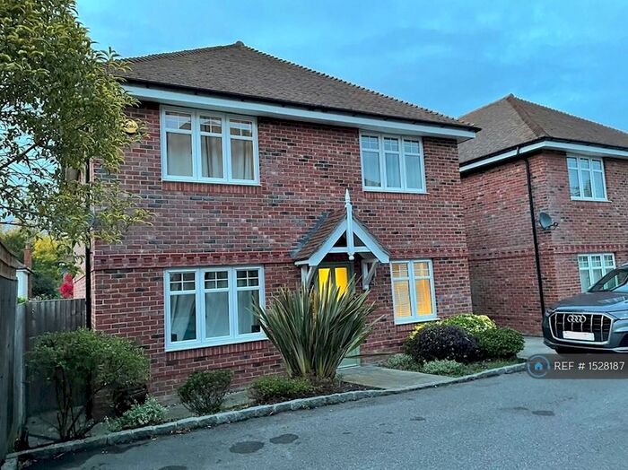 4 Bedroom Detached House To Rent In The Warren, Reading, RG7