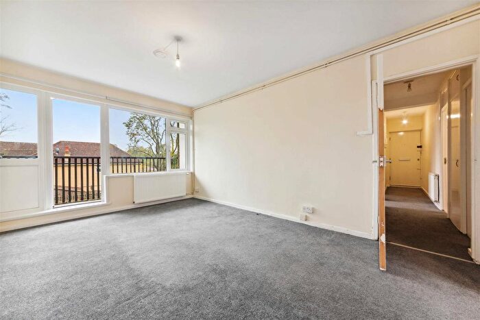 2 Bedroom Flat To Rent In Poynders Road, London, SW4