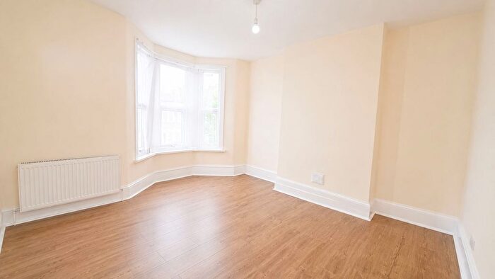 3 Bedroom Flat To Rent In Morris Avenue, London, E12