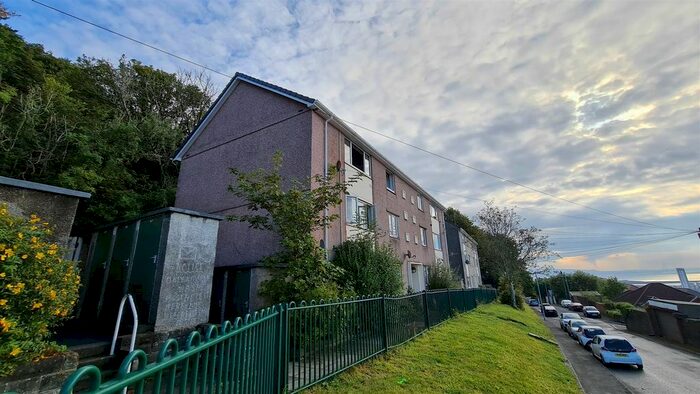 2 Bedroom Flat To Rent In Penlan Crescent, Uplands, Swansea, SA2