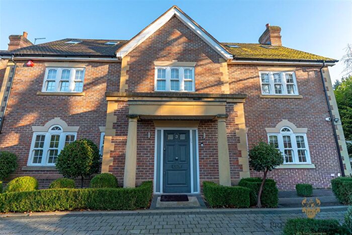 5 Bedroom Detached House For Sale In Spencer Close, Radlett, WD7