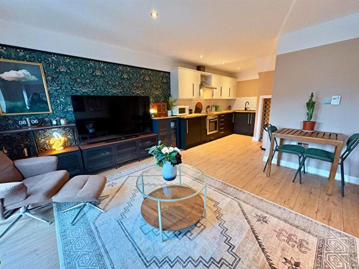 2 Bedroom Apartment For Sale In Saddleworth Road, Greetland, HX4