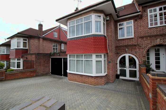 4 Bedroom Semi-Detached House To Rent In Ashurst Road, Barnet, London, EN4