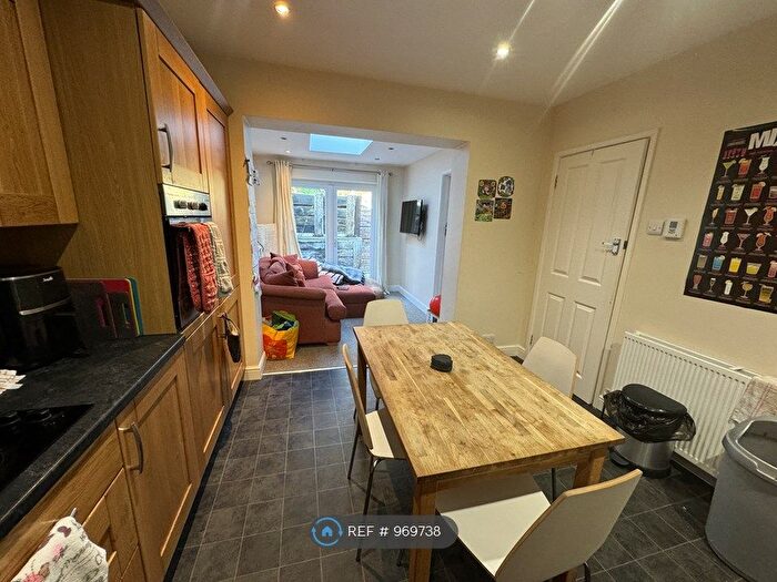 5 Bedroom Semi-Detached House To Rent In Pennings Avenue, Guildford, GU2