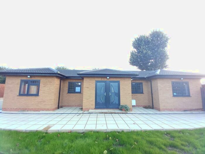 2 Bedroom Detached Bungalow To Rent In Slough, Berkshire, SL0