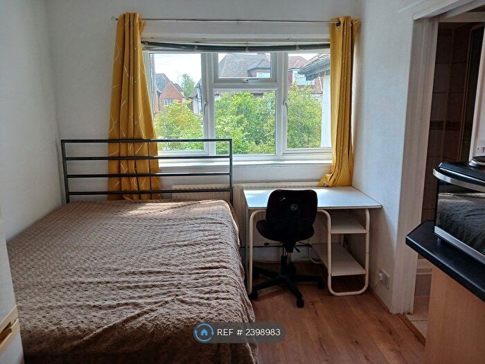 Studio To Rent In St Johns Road, London, NW11