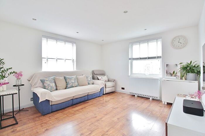 3 Bedroom Flat For Sale In Hepple Close, Isleworth, TW7