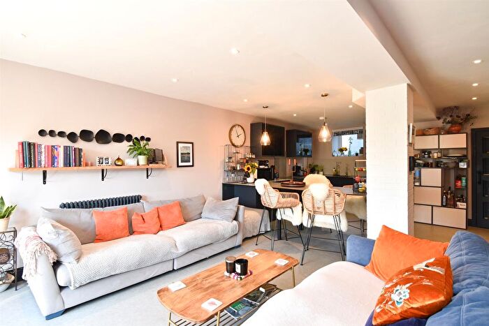 2 Bedroom Flat For Sale In Plynlimmon Road, Hastings, TN34