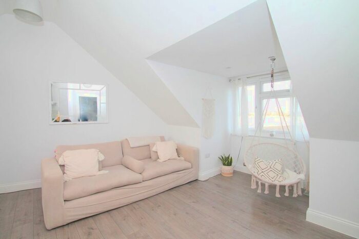 2 Bedroom Property To Rent In Limpsfield Road, Warlingham CR6