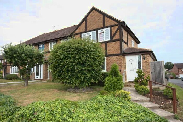 3 Bedroom Property To Rent In Kingfisher Drive, Merrow Park, Guildford, GU4