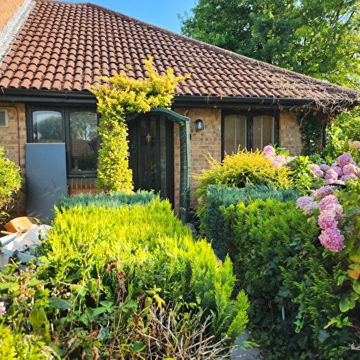 2 Bedroom Bungalow To Rent In Vicarage Way, Coln Brook, SL3