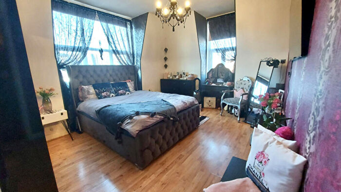 Flat To Rent In High Road, N22
