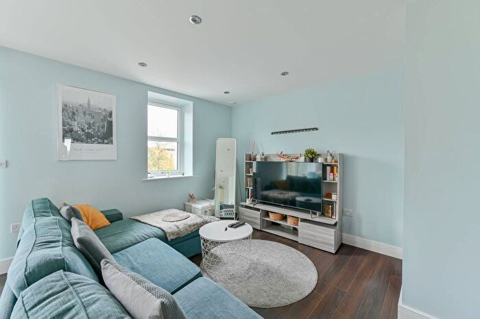 2 Bedroom Flat To Rent In Barnes House, Roehampton, London, SW15