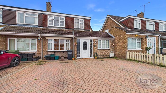3 Bedroom Semi-Detached House For Sale In Perrysfield Road, Cheshunt, Waltham Cross, EN8