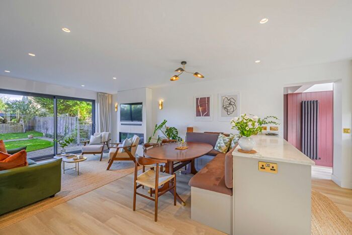 3 Bedroom Detached House For Sale In Oak Way, South Cerney, GL7