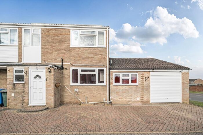 4 Bedroom Semi-Detached House For Sale In Hampden Close, Bicester, Oxfordshire, OX26