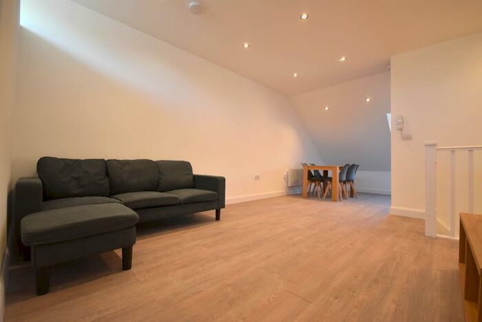 2 Bedroom Flat To Rent In Chestnut Grove, Balham, London, SW12