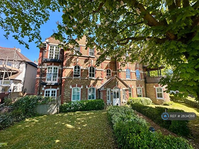2 Bedroom Flat To Rent In Hetton House, Loughton, IG10