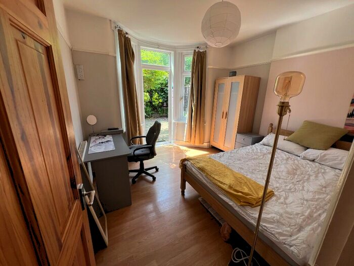 2 Bedroom Flat To Rent In Chertsey Road, London, E11