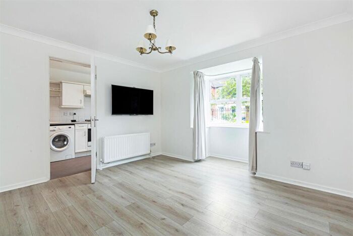 1 Bedroom Flat To Rent In Dovecote Gardens, Mortlake, SW14