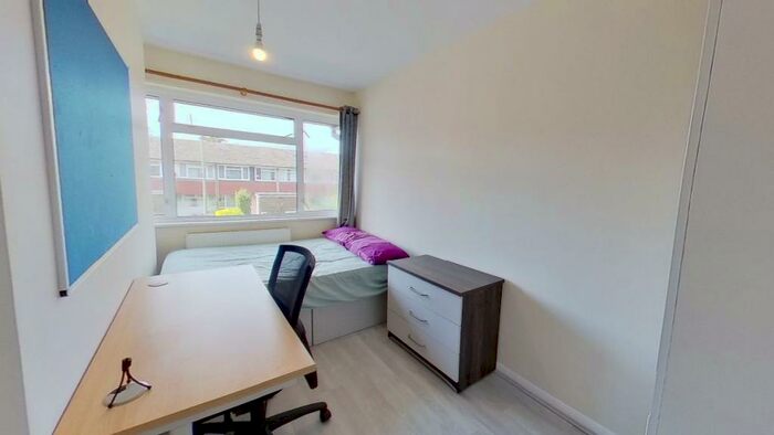 4 Bedroom Semi-Detached House To Rent In Guildford Park Avenue, Guildford, GU2