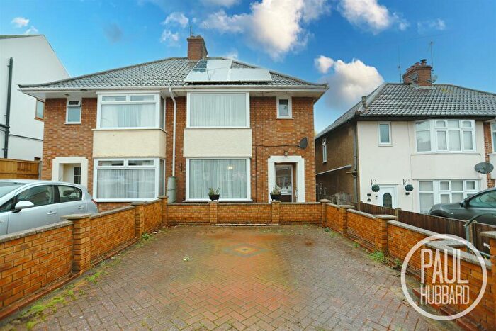 3 Bedroom Semi Detached House For Sale In The Avenue, Pakefield, NR33