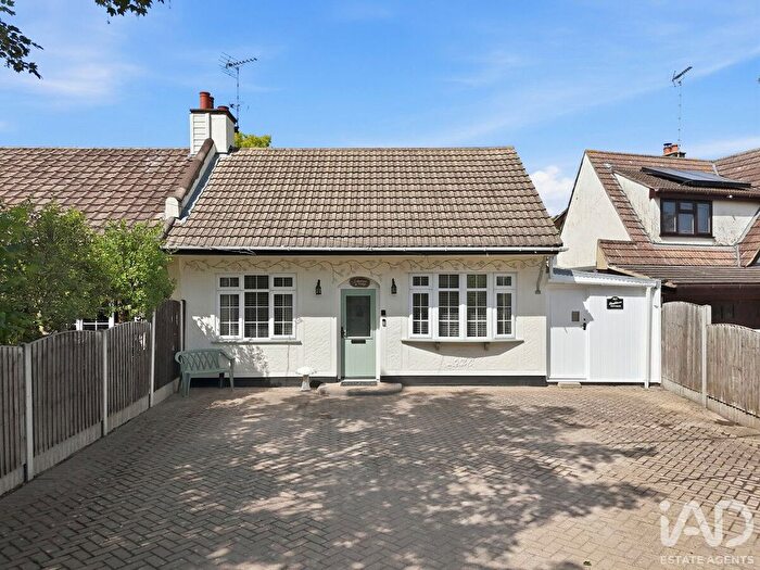 2 Bedroom Semi-Detached Bungalow For Sale In Mount Bovers Lane, Hockley, SS5