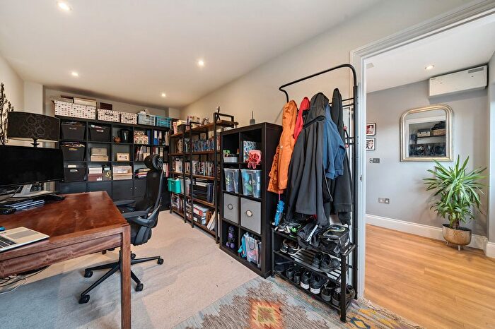 4 Bedroom Detached House For Sale In Green Lane, Bovingdon, HP3