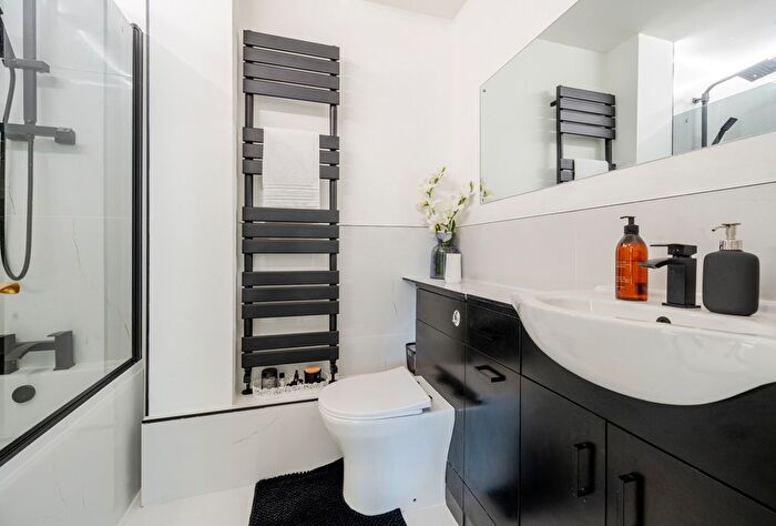 2 Bedroom Flat For Sale In Reed Drive, Redhill, Surrey, RH1