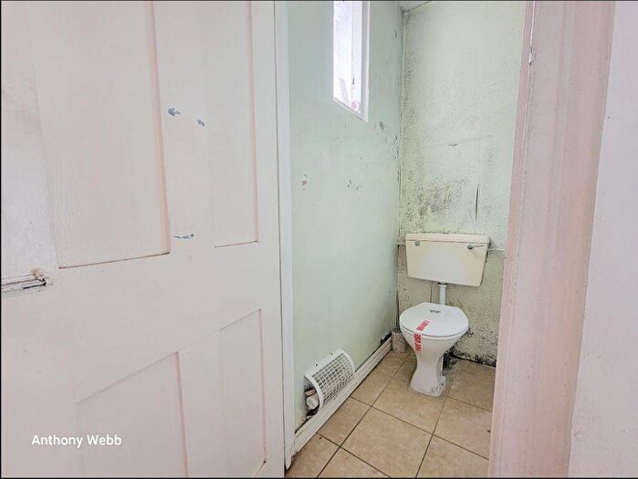 1 Bedroom Flat For Sale In Burford Gardens, Palmers Green, N13