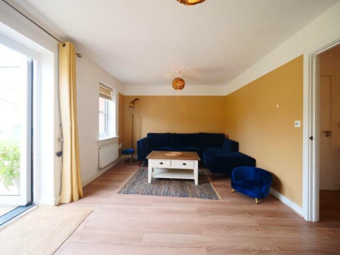 3 Bedroom Semi-Detached House To Rent In Holland Street :: Miles Platting, M40