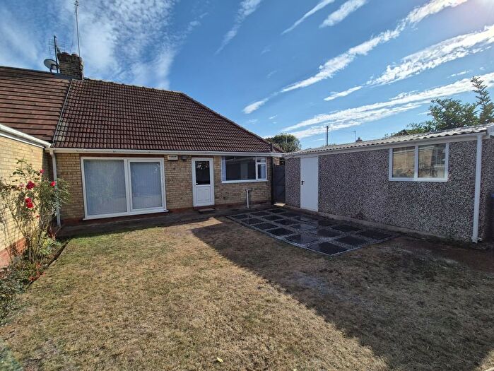 2 Bedroom Semi-detached Bungalow For Sale In Woodland Drive, Hull, HU10