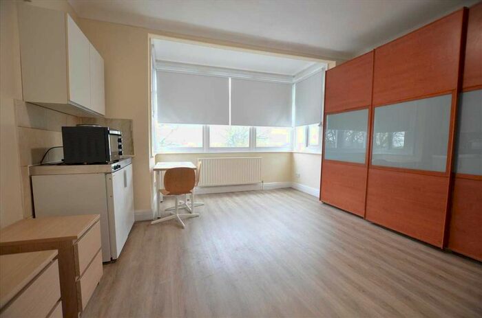 Studio To Rent In Queens Road, London, NW4