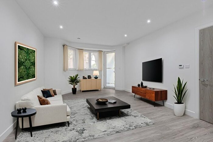 2 Bedroom Flat For Sale In Blakes Road, London, SE15