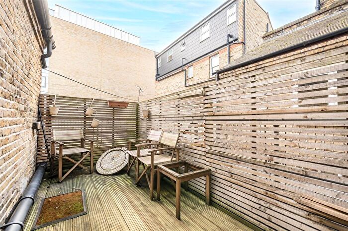 3 Bedroom Flat To Rent In Broomhill Road, London, SW18