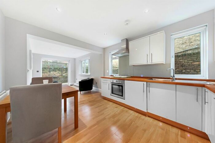 2 Bedroom Flat To Rent In Brading Road, London, SW2