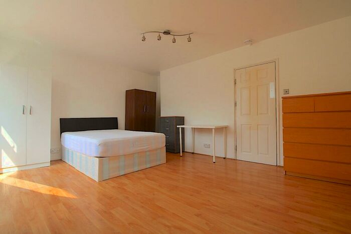 4 Bedroom Flat To Rent In Cottage Street, London, E14
