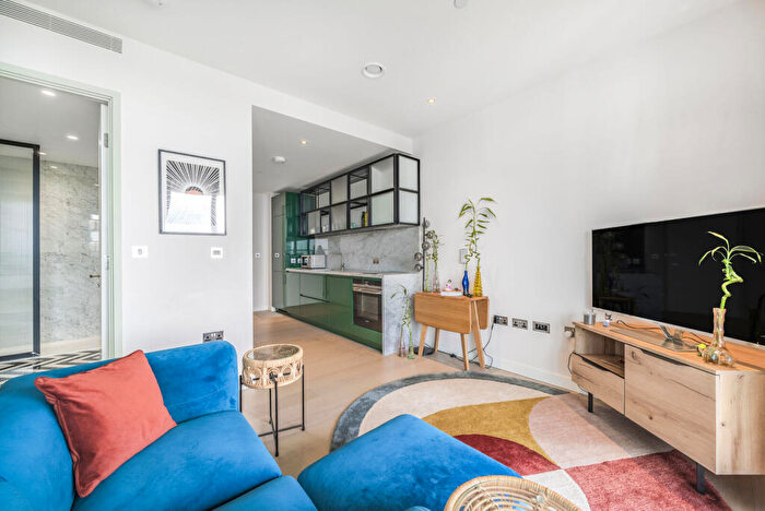 Maisonette For Sale In Bagshaw Building, Canary Wharf, London, E14