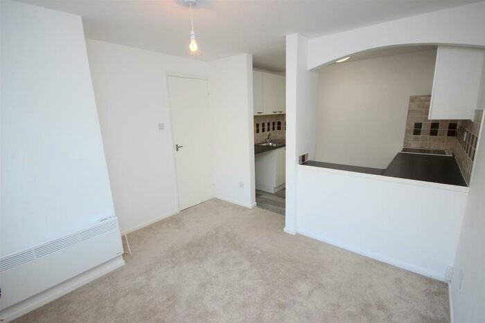 1 Bedroom Ground Flat To Rent In Kinnerton Court, Exeter, EX4