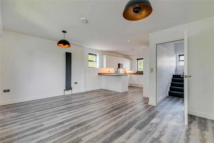 4 Bedroom Flat To Rent In Mayford Close, London, SW12