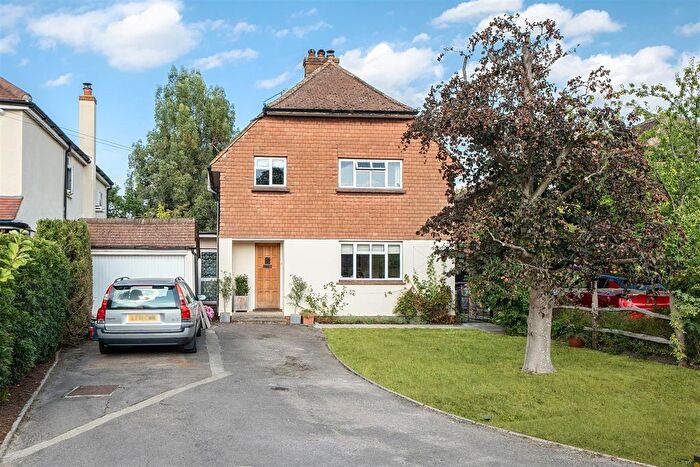 3 Bedroom Property For Sale In Surrey Gardens, Effingham Junction, KT24