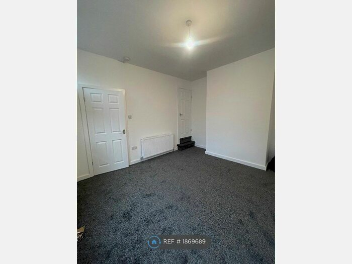 2 Bedroom Terraced House To Rent In Cleveleys Terrace, Leeds, LS11