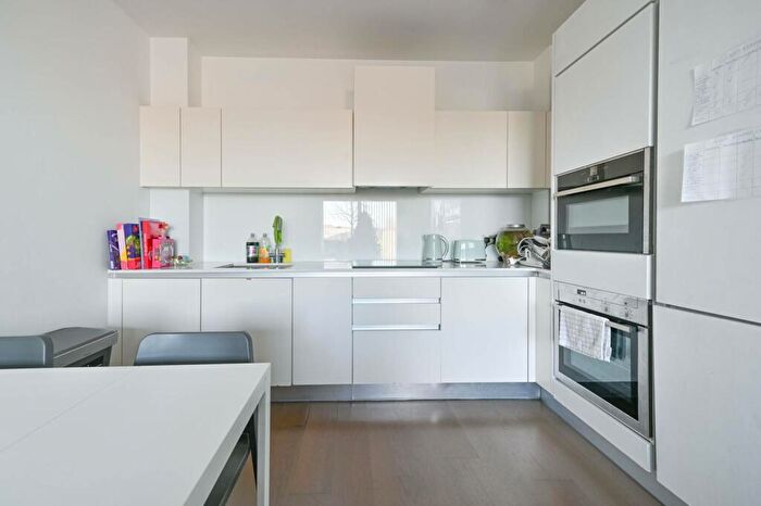 3 Bedroom Flat To Rent In Handley Drive, Kidbrooke, London, SE3