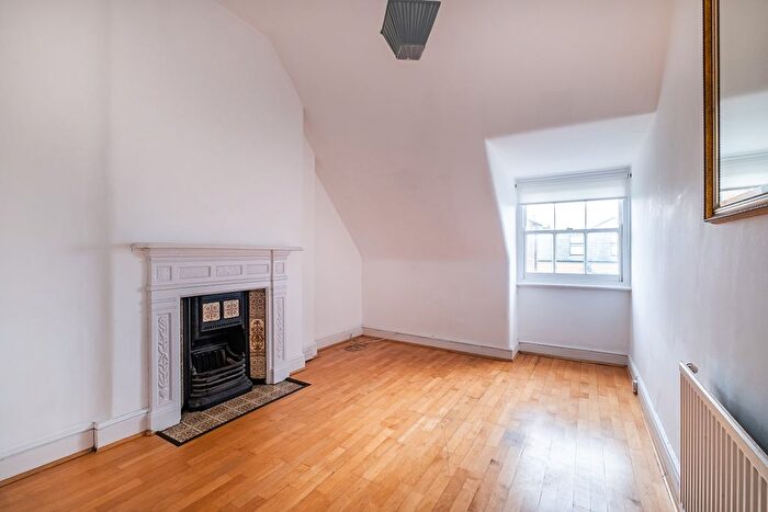 2 Bedroom Flat To Rent In Cranes Park, Surbiton, KT5