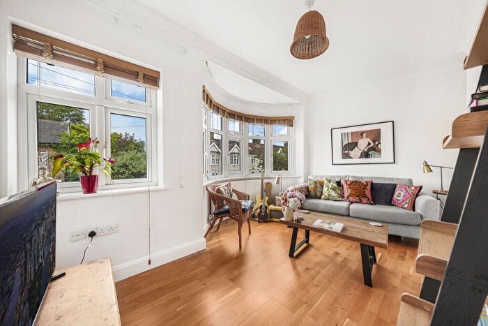 2 Bedroom Flat For Sale In Woodville Road, South Woodford, Redbridge, London, E18