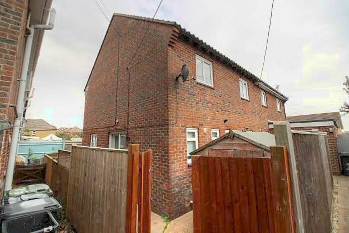 4 Bedroom Semi-Detached House To Rent In Oak Tree Lane, Eastbourne, BN23