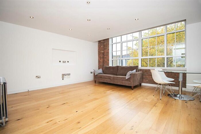 3 Bedroom Apartment To Rent In Princelet Street, Shoreditch, E1