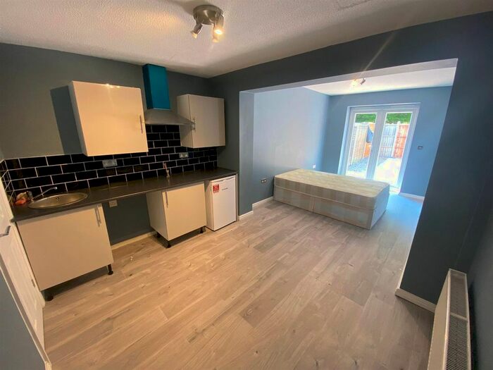 Studio To Rent In Linnet Close, London, SE28