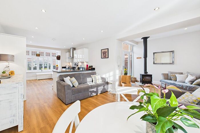 3 Bedroom Semi-Detached House For Sale In Chipperfield Road, Bovingdon, HP3