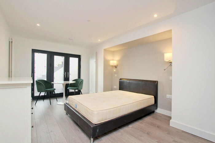 Studio To Rent In Commercial Road, London, E1